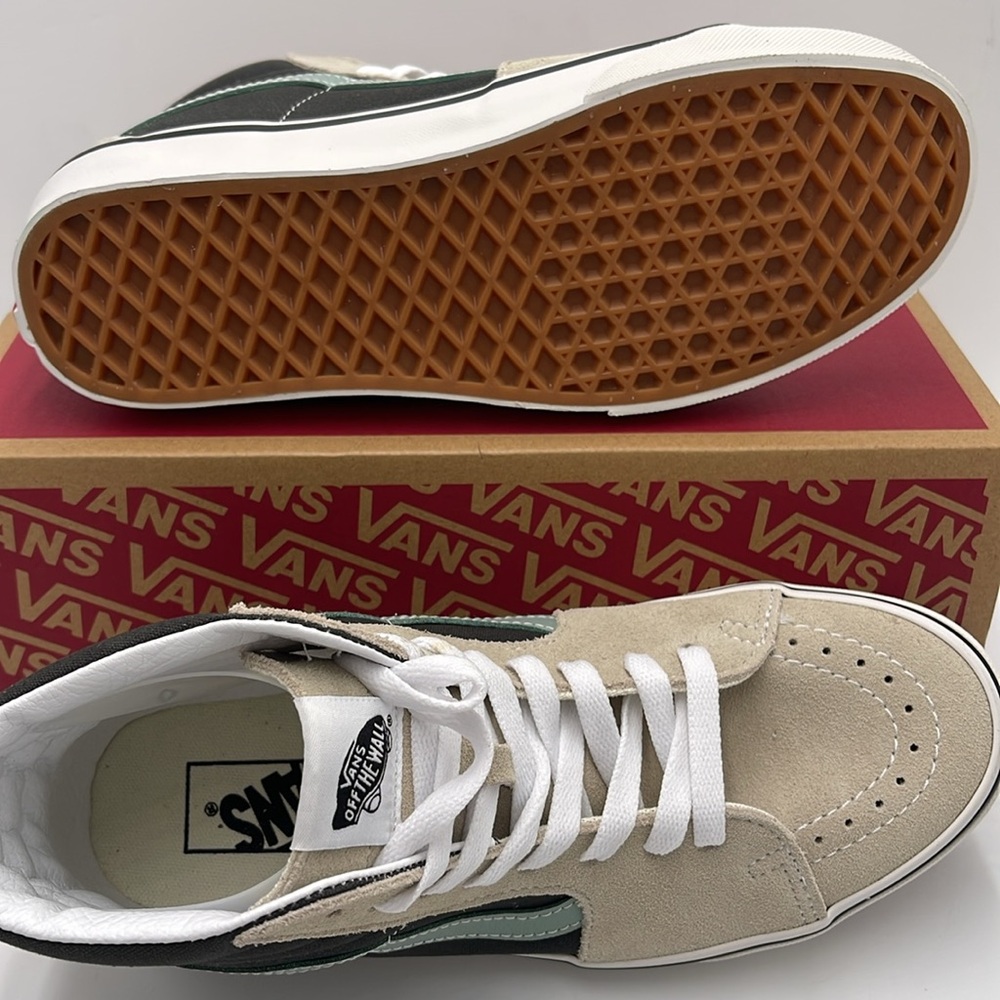 Vans WMNS Sk&-Hi Canvas Suede Pop Black Mu
VN000CMXBML
Sneakers - Picture 3 of 16